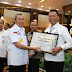 Pemerintah kota pekanbaru menerima penghargaan Riau Investment Award 2022