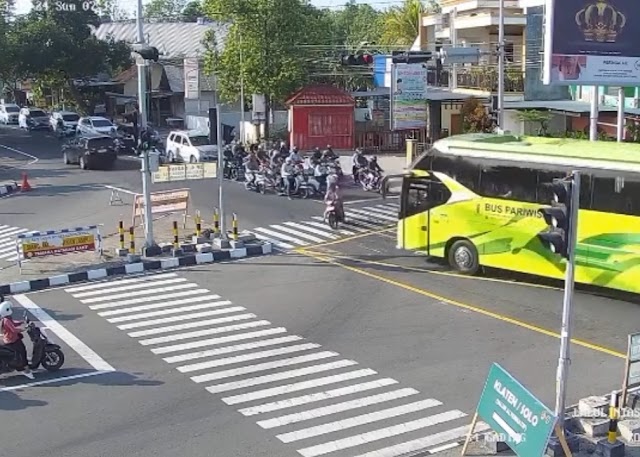 Tabrakan Bus Pariwisata Dengan Sepeda Motor Vega, Korban Patah Tulang