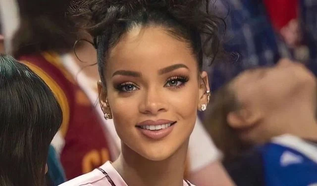 Rihanna modela de forma deslumbrante en vestido de cadenas