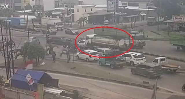 Ngeri! Video Mirip Kecelakaan Maut Muara Rapak, Truk Tangki di Lampung Tabrak Sejumlah Kendaraan di Traffic Light