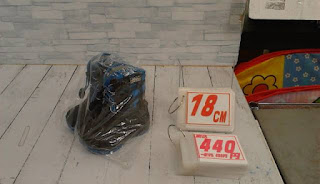 中古品　ブーツ　ブラック×ブルー　１８ｃｍ　４４０円