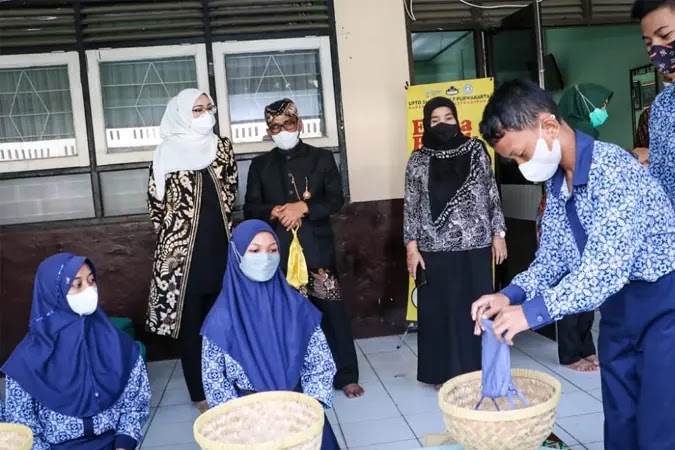 Pendidikan Berkarakter, Kanjut Kundang Gantikan Kantong Plastik