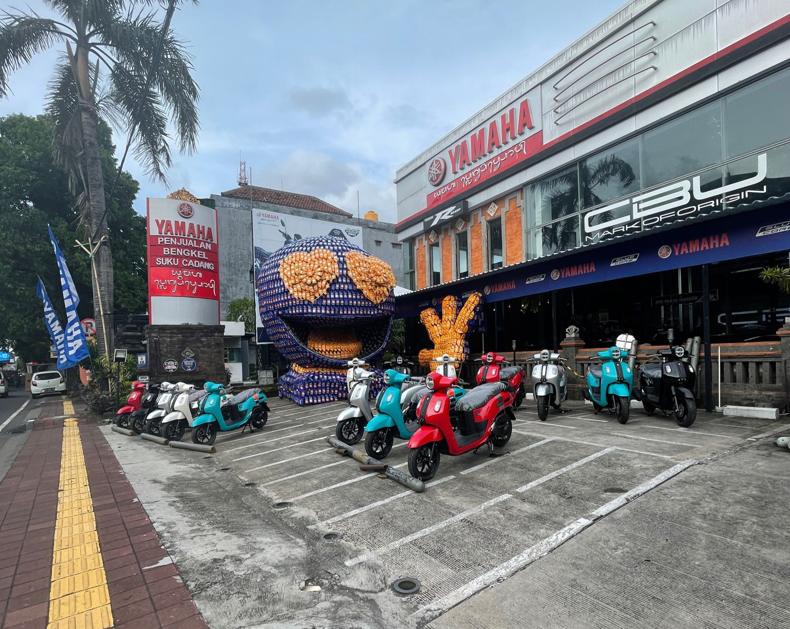 Berhamburan, Fazzio dan botol oli penuhi parkiran Yamaha Flagshipshop Bali, Ludes Braay