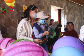 Entrega Cultura juguetes a niños en el Centro Cultural “La Carmela”