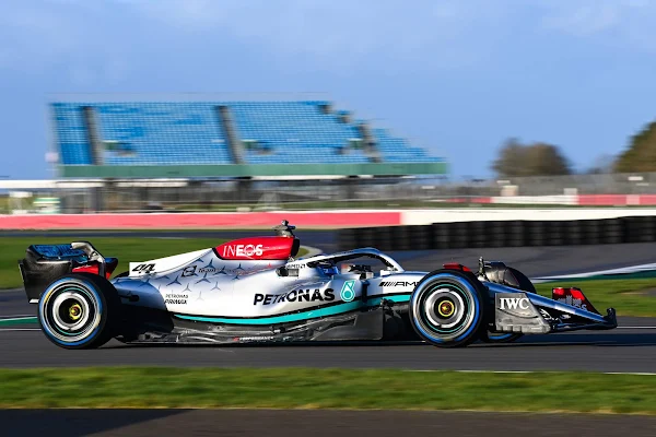 Hamilton e Russell testam o Mercedes F1 W13 em Silverstone