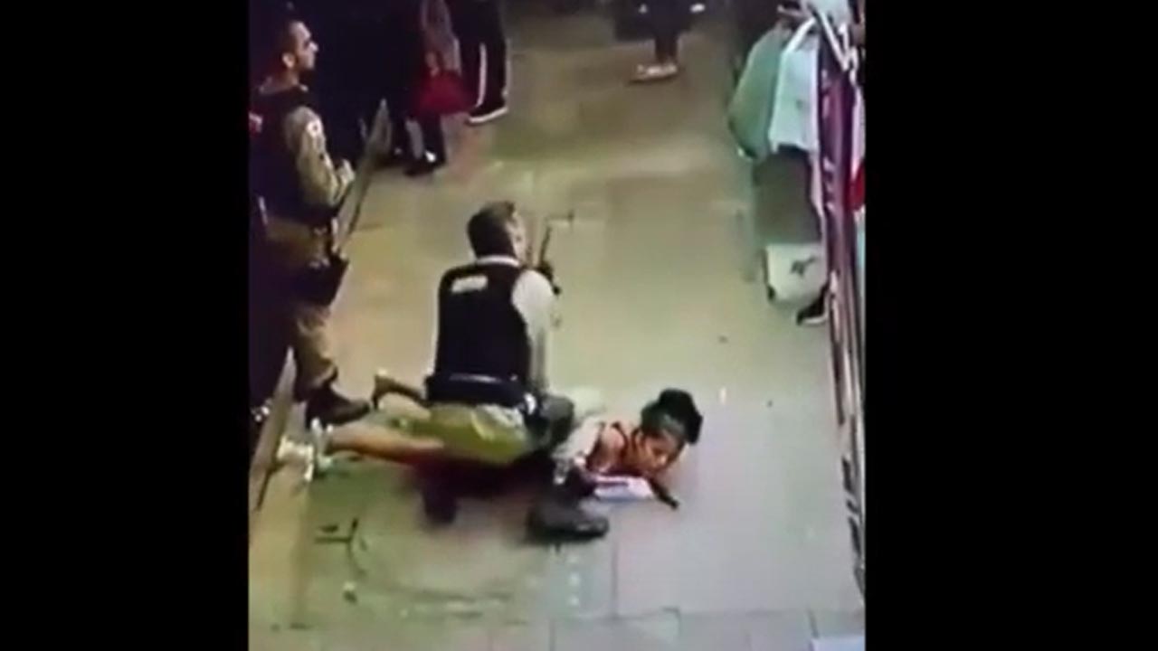 Policial usa violência e imobiliza mulher com criança no colo em Itabira
