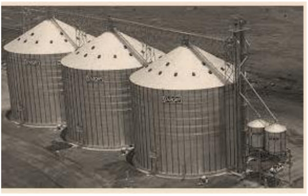 Um agricultor de soja armazena sua produção de grãos em silos no formato do sólido a seguir