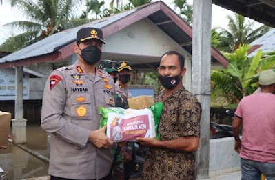 Turun ke Lokasi, Kapolda Aceh Berikan Bantuan untuk Korban Banjir