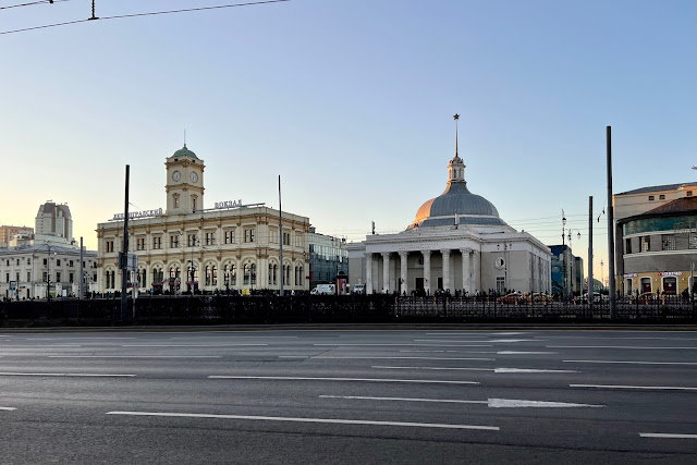Комсомольская площадь, Ленинградский вокзал, станция метро «Комсомольская» (вестибюль построен в 1952 году)