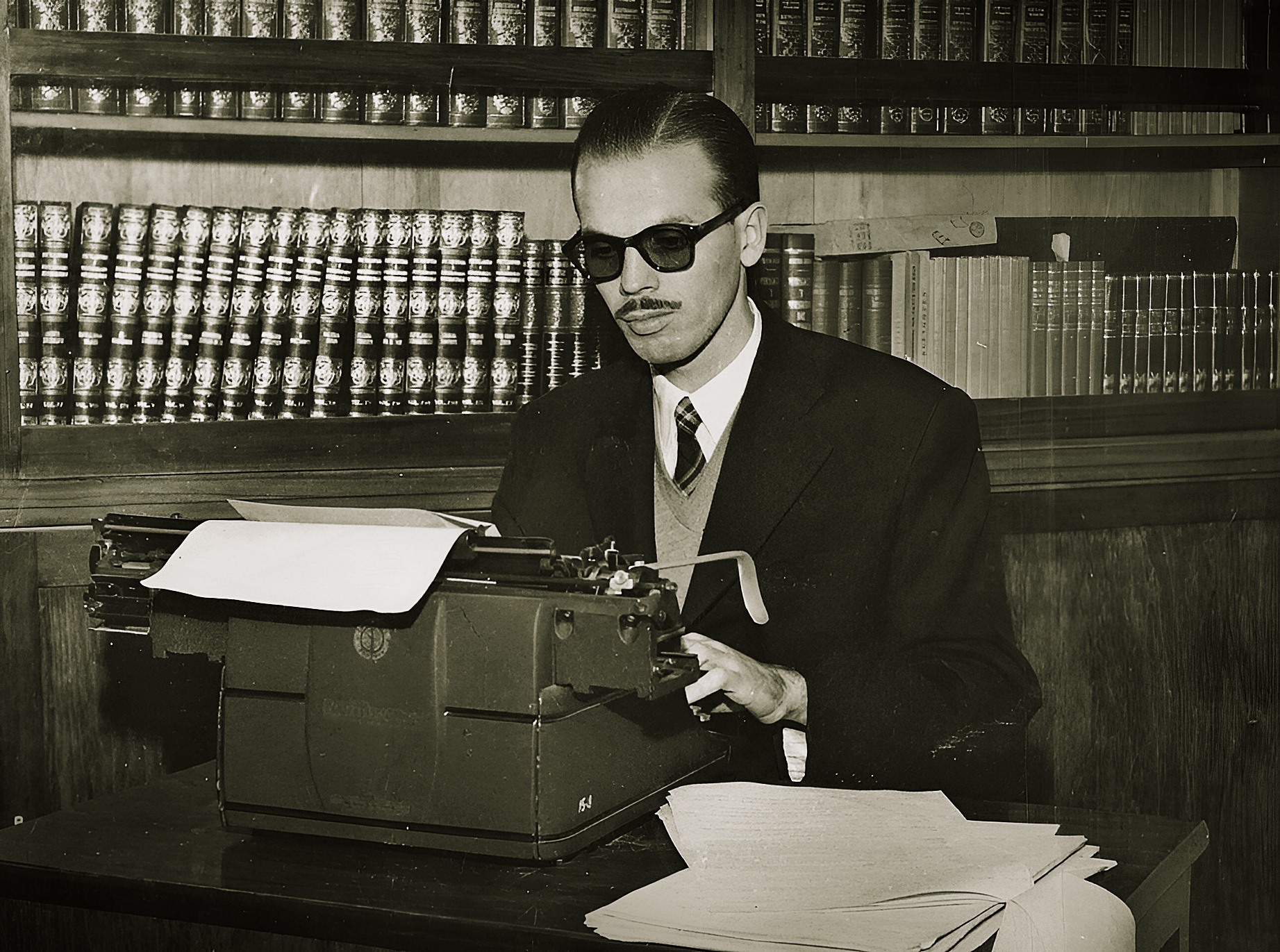 Imagem: Reprodução/Divulgação; Arquivo pessoal (UOL); R.F. Lucchetti aos 26 anos, escrevendo em máquina de escrever, em 1956 (Imagem com realce e filtros)