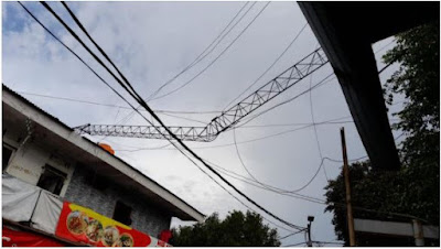 Tiang yang roboh timpa warung di jagakarsa bukan milik pln