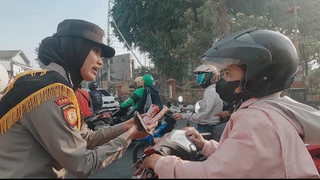 *Polwan Polres Mojokerto Berbagi Coklat Ajak Masyarakat Tertib Lalu Lintas*