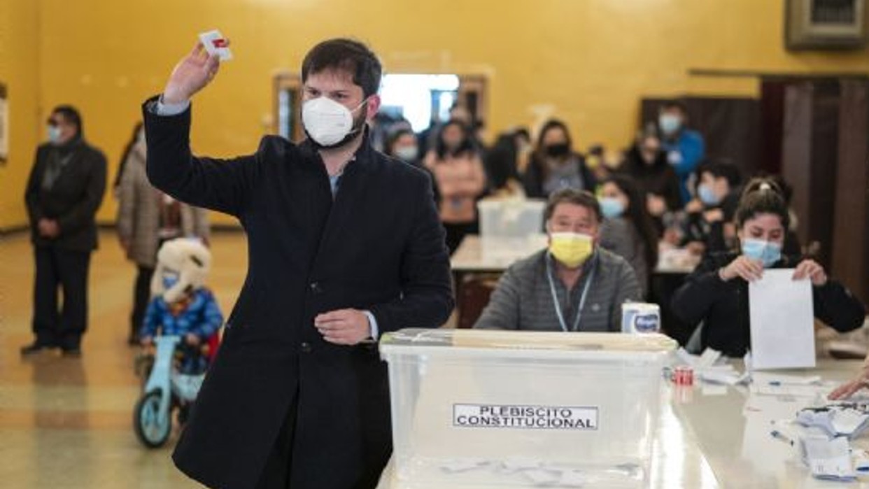El presidente Boric y su familia votan "esperanzados" en Punta Arenas