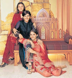 Raveen Tandon dengan Pooja dan Chayya