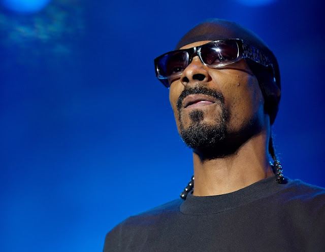 Snoop Dogg se irrita e pede que rappers mais velhos sejam tão respeitados quanto “lendas do Rock”