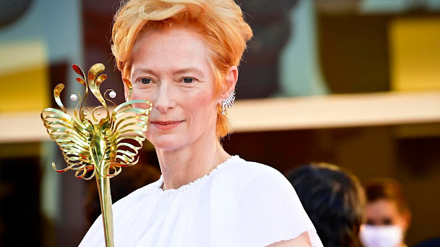 Тильда Суинтон получила почетного льва за вклад в мировой кинематограф на Венецианском кинофестивале 2020.