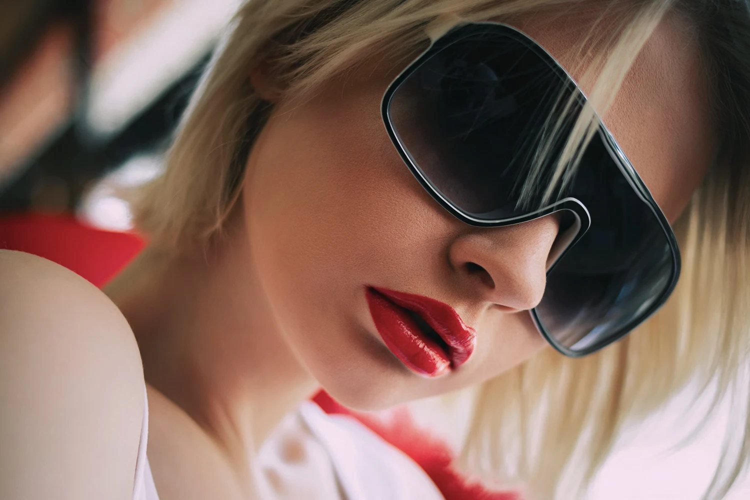 close-up portrair of a woman wearing big sunglasses