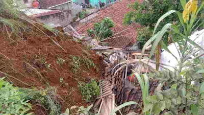 Tanah Longsor Menyebakan Beberapa Rumah Rusak di Cibadak Sukabumi