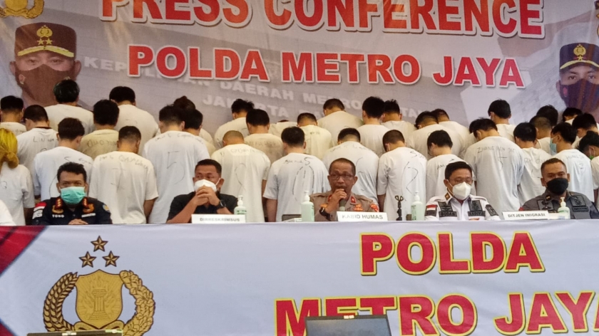 The arrested foreigners during police press conference. (Photo: Police Public Relations)