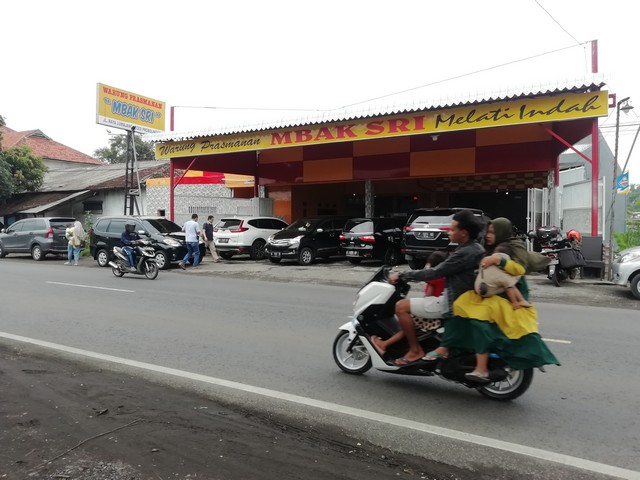 Tempat Makan Enak “Warung Prasmanan Mbak Sri” Leces Probolinggo;Tempat Makan Enak Terdekat dari Pintu Tol Pas-Pro Leces