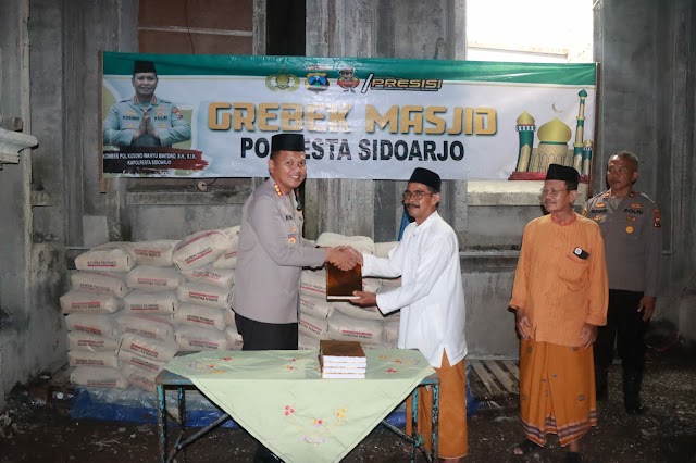 Ke Waru, Kapolresta Sidoarjo Serahkan Bantuan Material Masjid dan Baksos Warga