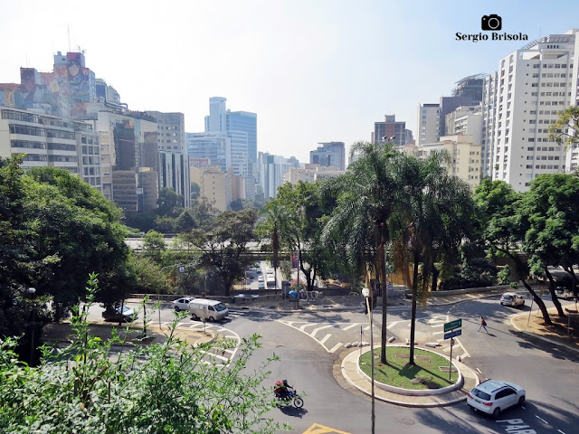 Vista ampla da visão da paisagem desde a murada do MASP (Museu de Arte de São Paulo)