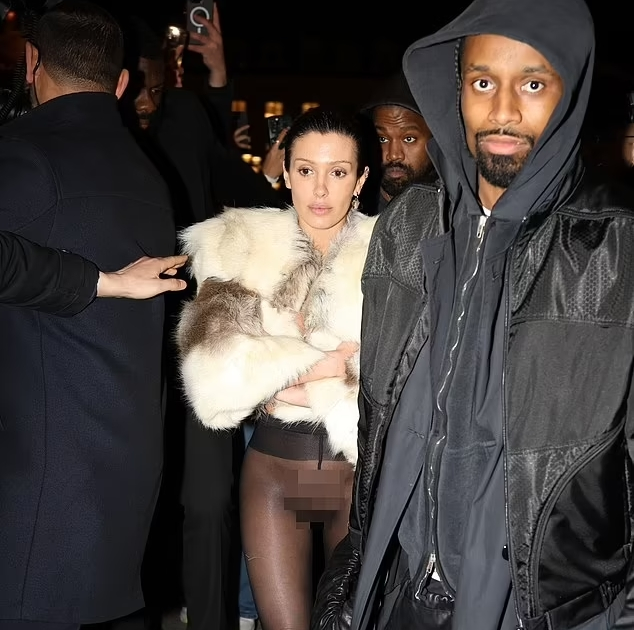 [theqoo] KANYE’S WIFE BIANCA WHO WASN’T WEARNIG ANYTHING UNDER HER COAT IN PARIS…