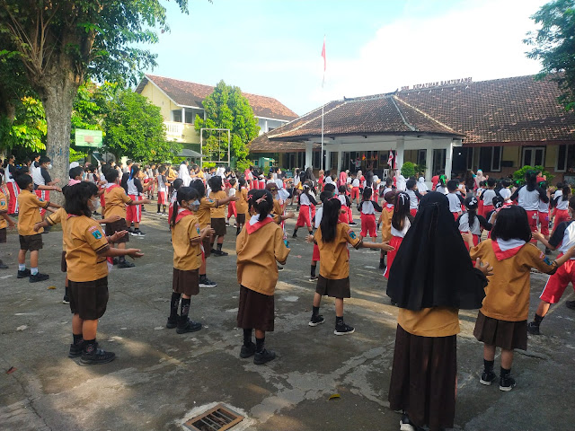 Senam Bersama Kepala Sekolah, Dewan Guru, Karyawan, dan Siswa Siswi