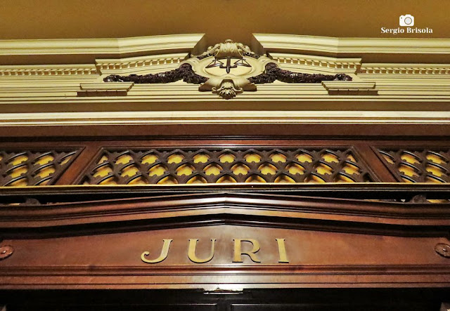 Close-up com perspectiva inferior do frontão do Tribunal do Juri no Palácio da Justiça de São Paulo