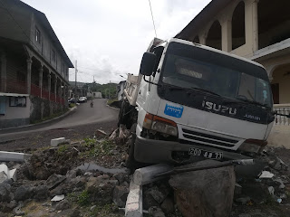 Koimbani Oichili : Sortie de route d'un camion chargé de sable