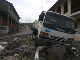 Koimbani Oichili : Sortie de route d'un camion chargé de sable