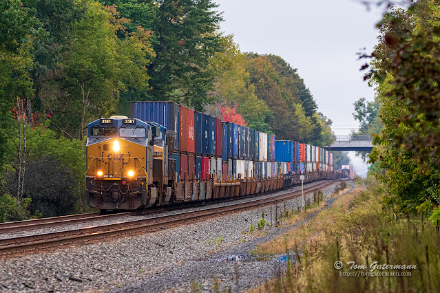 CSXT 3181 leads Q004-04 at Herman Road.