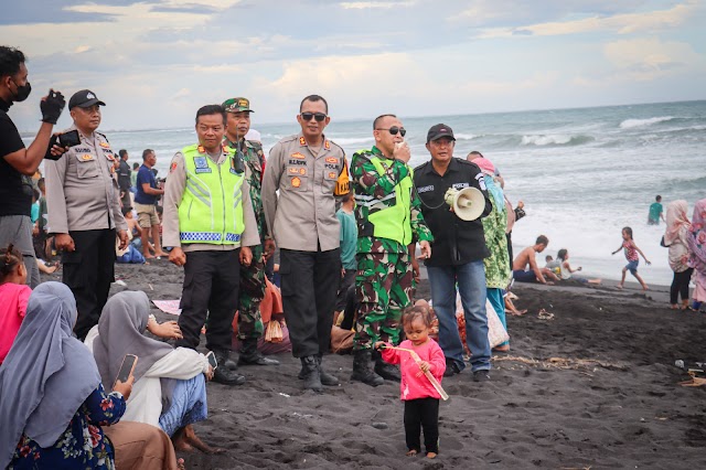 Cegah Laka Laut Pada Lebaran Ketupat Sinergitas TNI - Polri Beri Pengamanan di Pantai Watu Pecak Lumajang