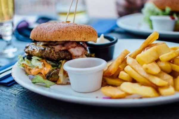 Riesgos de consumir comida chatarra o comida rápida en exceso