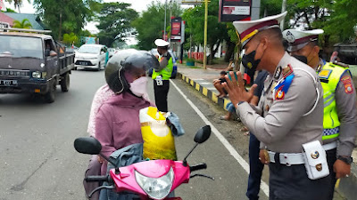 Satlantas Polres Bone Berikan Reward Bagi Pengendara Tertib, Saat Operasi Zebra