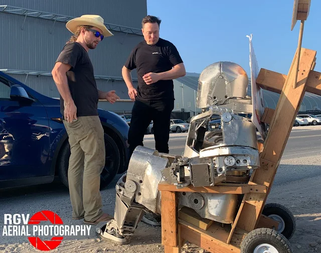 Elon Musk bắt gặp một bộ đồ kiểu Iron Man bên ngoài trụ sở Starbase