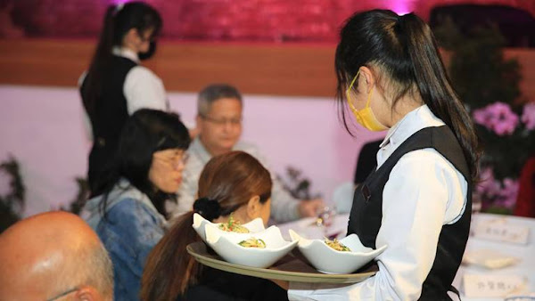 ▲北港宴以中菜西吃的用餐形式，學生專業的服務如同在五星級飯店用餐。（圖／明道大學提供）