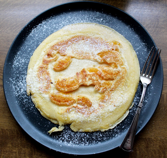 Pfannkuchen mit Mandarinen im Teig.