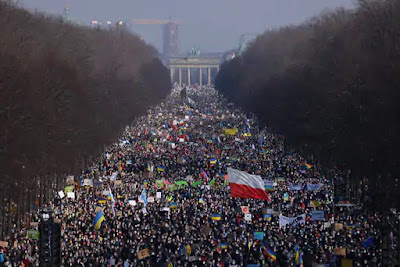 जर्मनी की राजधानी बर्लिन में एक लाख लोगों ने रूस के खिलाफ विरोध प्रदर्शन किया। यूक्रेन को मदद देने की मांग की।