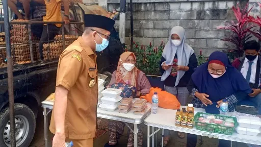 Warga Serbu Pasar Murah HUT Padek, Wako Hendri Beli Produk UMKM