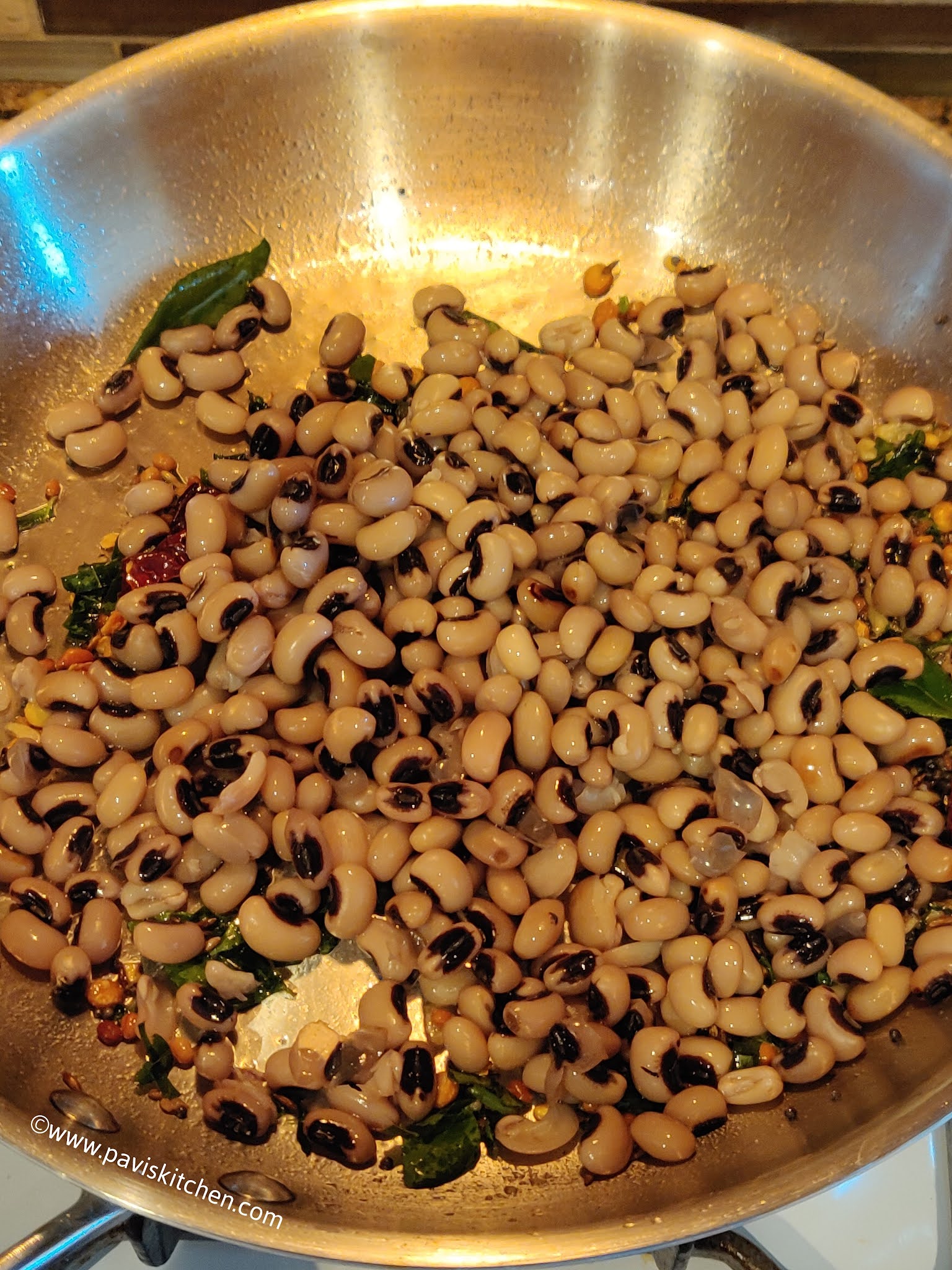 Karamani sundal recipe | black eyed peas sundal | white karamani sundal | lobia sundal