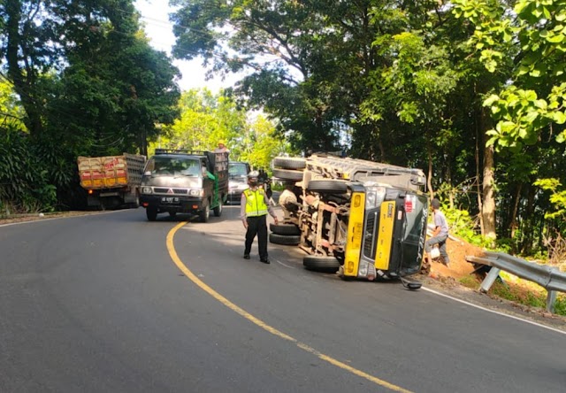 Kecelakaan Tunggal, Truck Dum Terguling di Bokong Semar Jalan Jogja - Wonosari