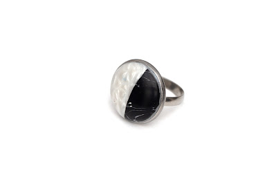 Bague sertie imitation marbre noir et blanc stenna bijoux polymère ronde