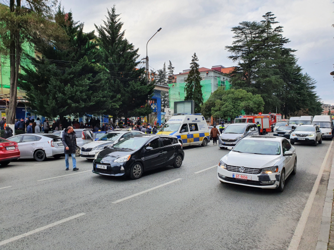 В Зугдиди машина влетела в аптеку