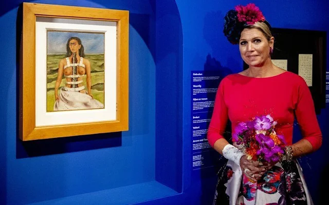 Queen Maxima wore a fuchsia blouse and floral print midi skirt from Natan. Mexican painter Frida Kahlo