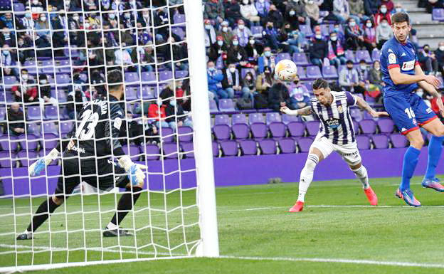 Sergio León burla la marca de Markel Lozano y bate a Santamaría. REAL VALLADOLID C. F 5 S. D. AMOREBIETA 1 Domingo 27/02/2022, 18:15 horas. Campeonato de Liga de 2ª División LaLiga Smart Bank, jornada 29. Valladolid, estadio José Zorrilla: 14.108 espectadores.