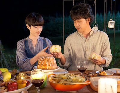 Rie dan Mizushima berbagi sepotong roti di film bread of happiness