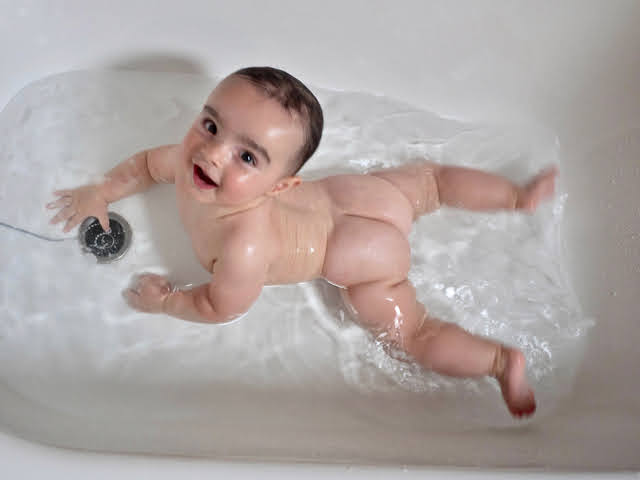Bebé en una bañera