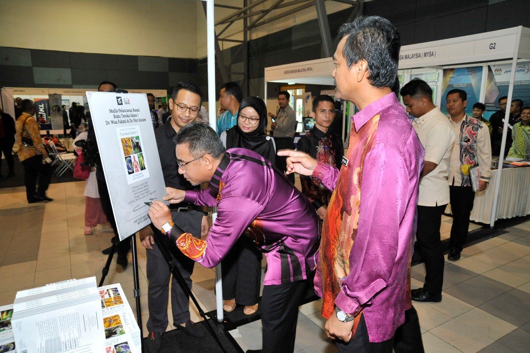 Buku Teroka Sains Dr Wan Fahmi Datuk Wan Mohamad Nazarie dan Dr Nur Annies Abd Hadi