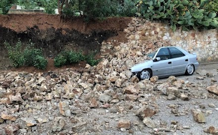 Κακοκαιρία Διομήδης: Κατέρρευσε μάντρα στο Τολό και καταπλάκωσε αυτοκίνητο